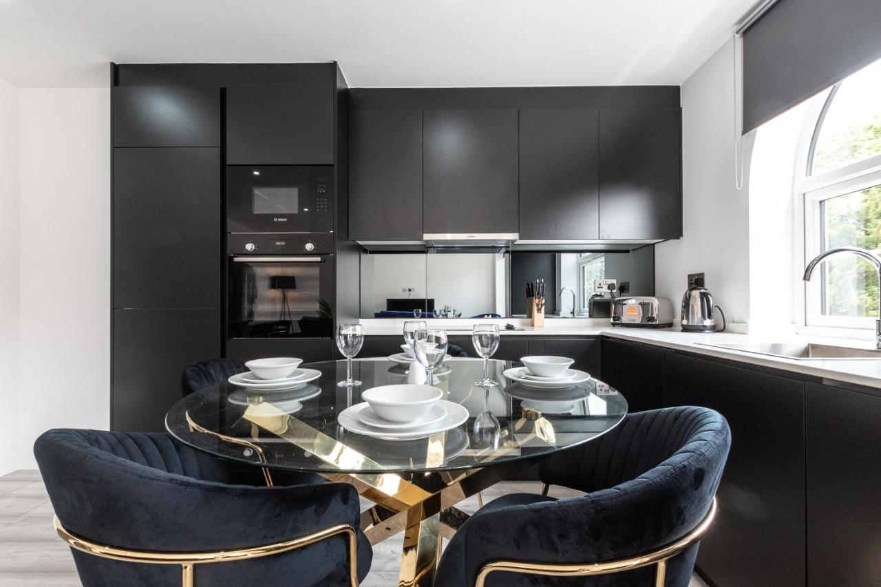 Elegant Apartments In Staines L Free Onsite Parking Exterior foto