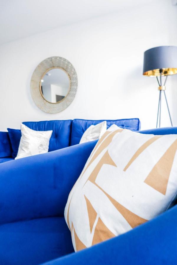 Elegant Apartments In Staines L Free Onsite Parking Exterior foto