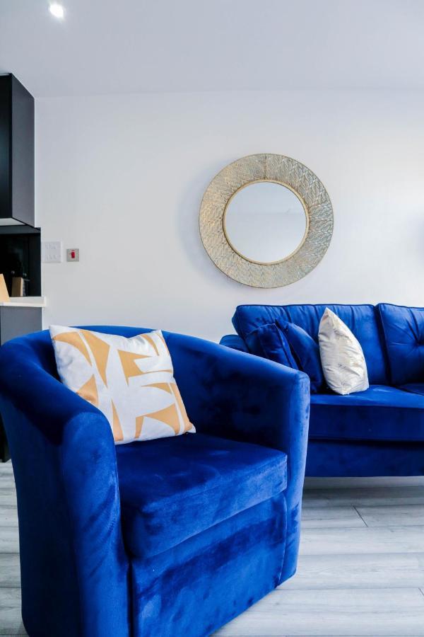 Elegant Apartments In Staines L Free Onsite Parking Exterior foto