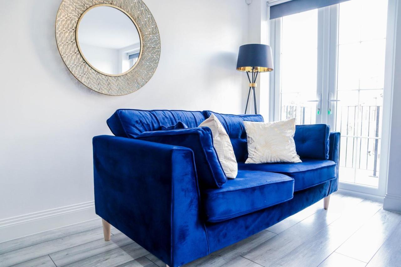 Elegant Apartments In Staines L Free Onsite Parking Exterior foto