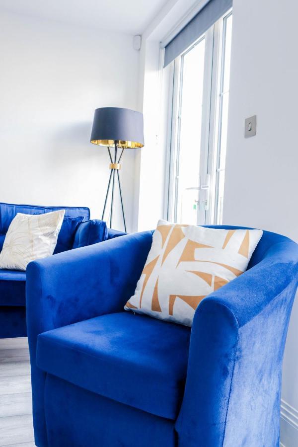 Elegant Apartments In Staines L Free Onsite Parking Exterior foto