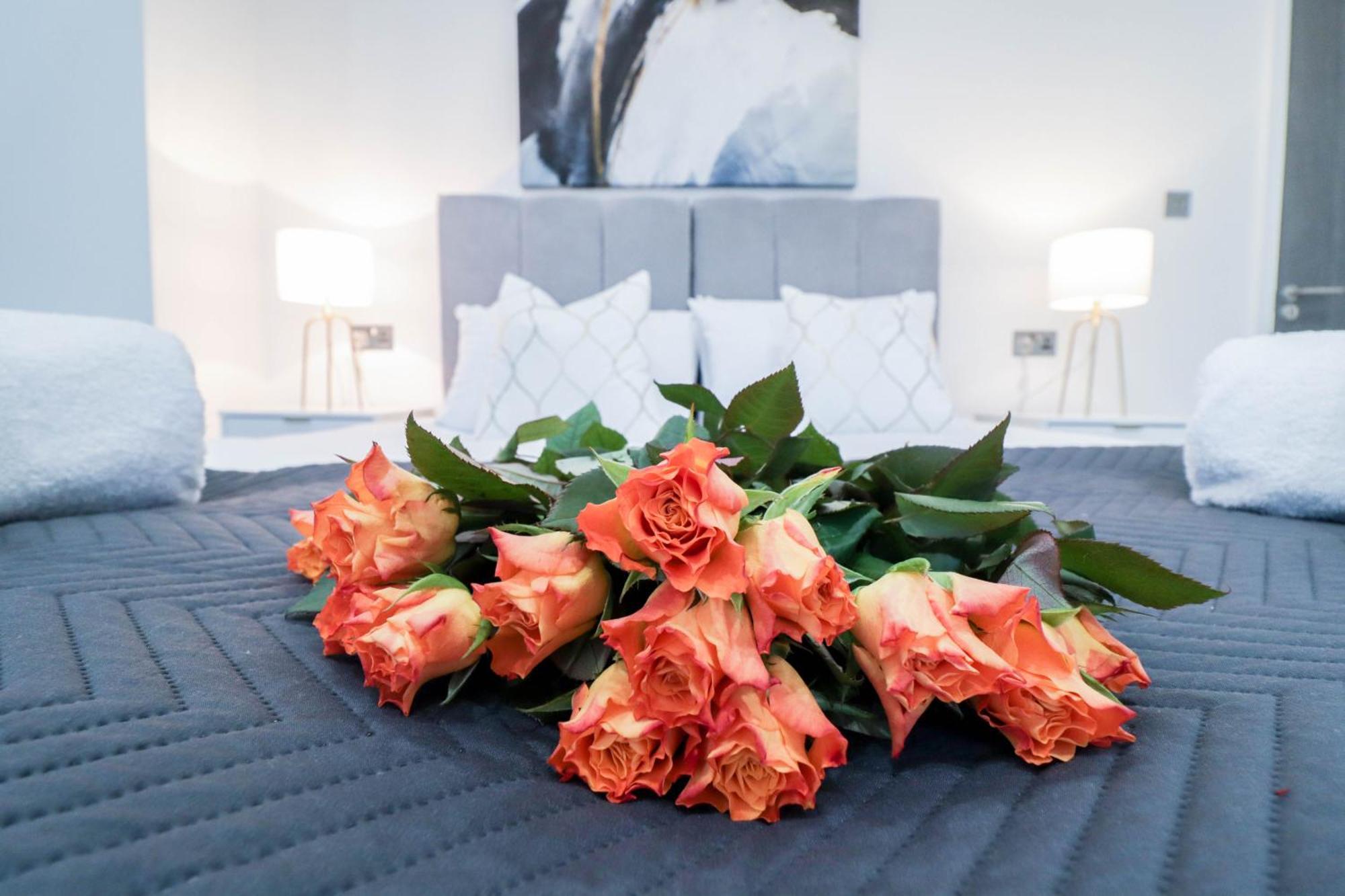 Elegant Apartments In Staines L Free Onsite Parking Exterior foto