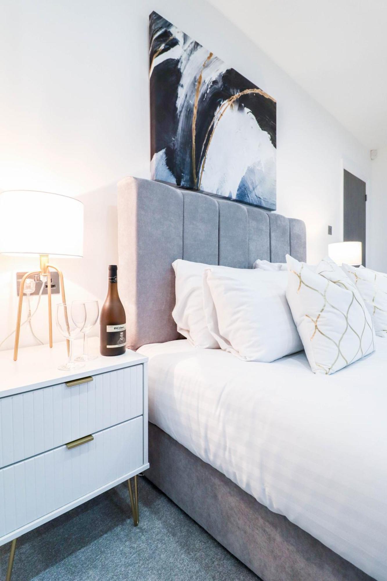 Elegant Apartments In Staines L Free Onsite Parking Exterior foto