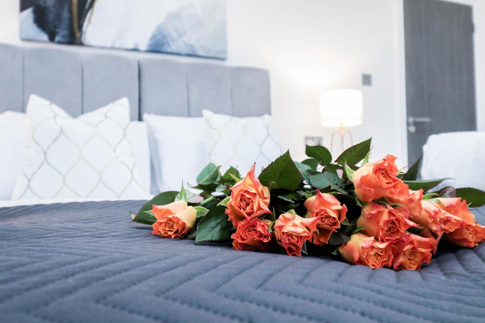 Elegant Apartments In Staines L Free Onsite Parking Exterior foto