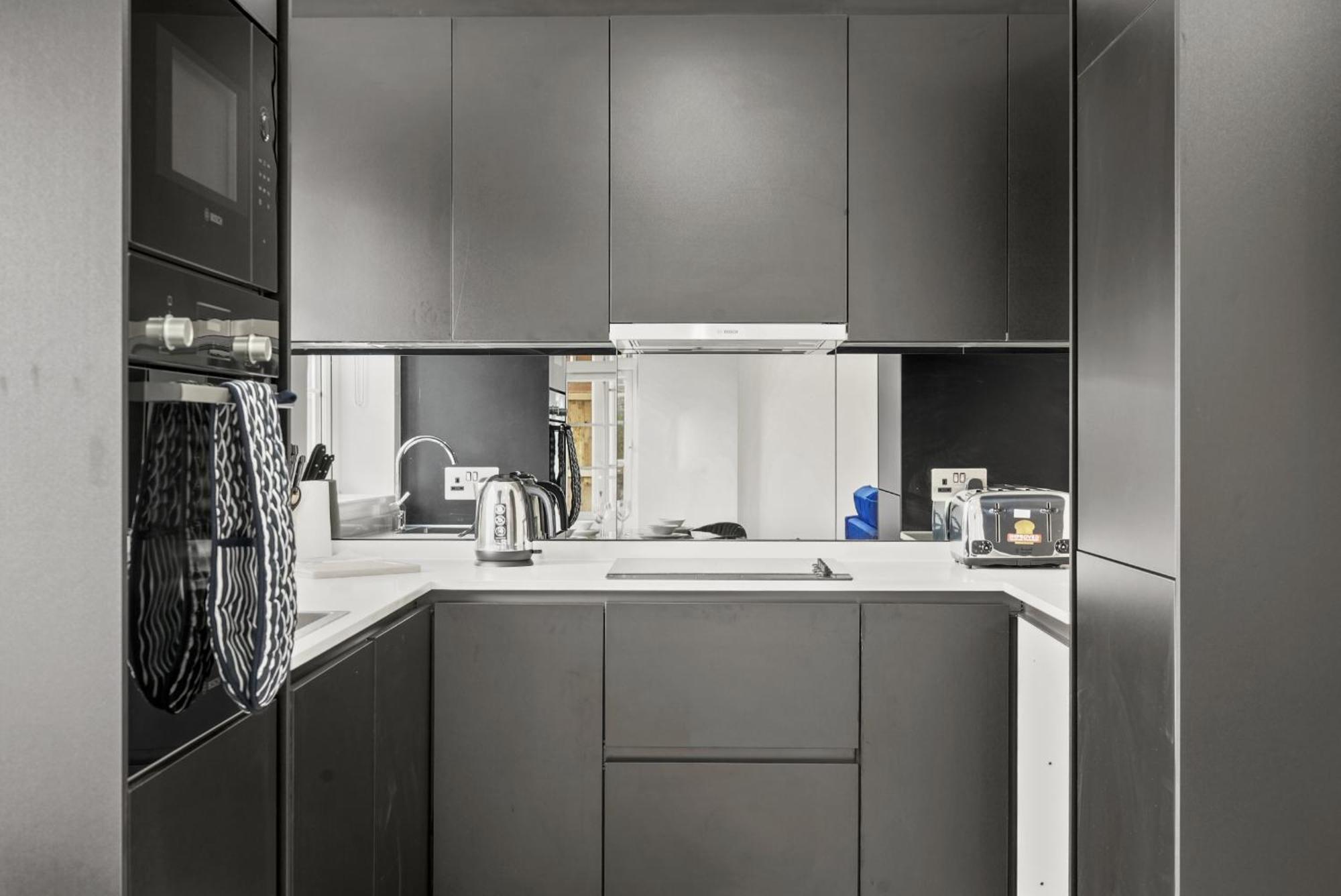 Elegant Apartments In Staines L Free Onsite Parking Exterior foto