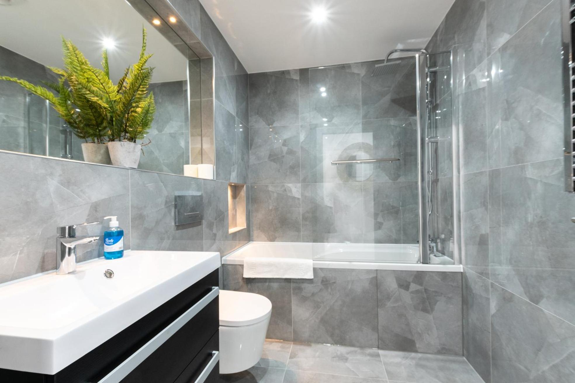 Elegant Apartments In Staines L Free Onsite Parking Exterior foto